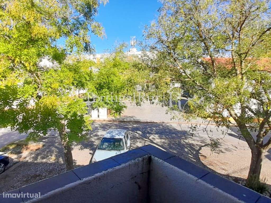 Moradia T4 com terraço em zona residencial de Évora-1