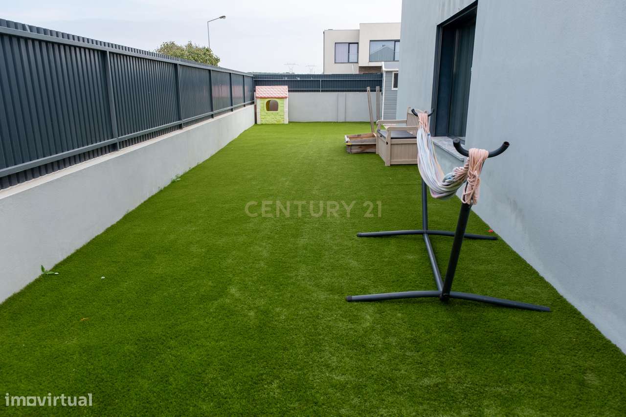 Moradia T4 com jardim e espaço exterior para convívio-36