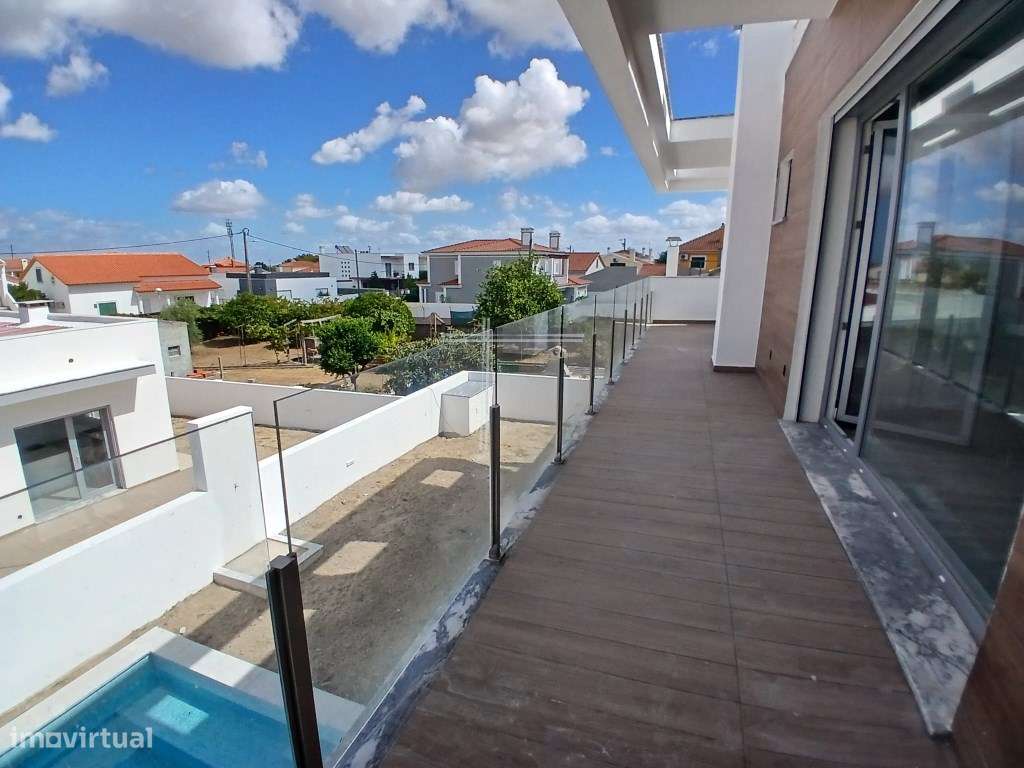 Moradia isolada T4, arquitetura contemporânea com garagem e piscina...-26
