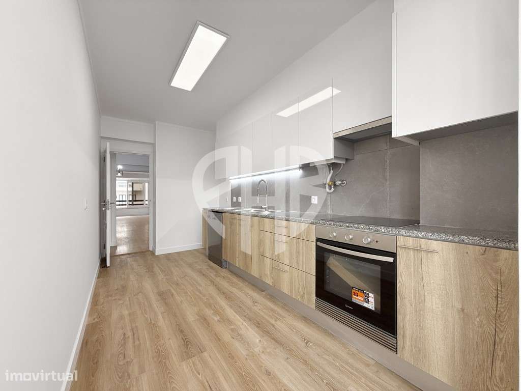 Apartamento T3 Totalmente Remodelado // Estrada da Luz-10