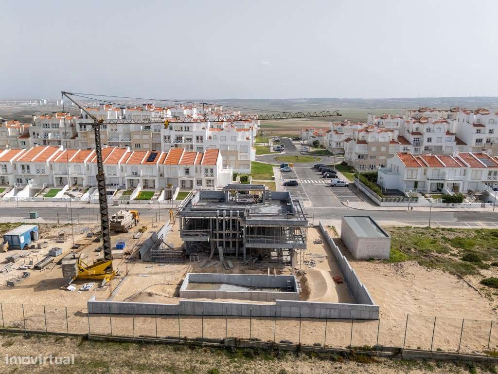 Moradia isolada com piscina apenas a 400 m da praia-12