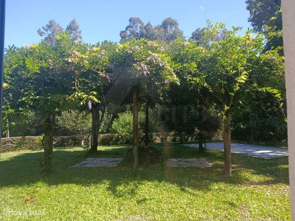 Moradia com terreno envolvente, espaços amplos e excelente potencial-21
