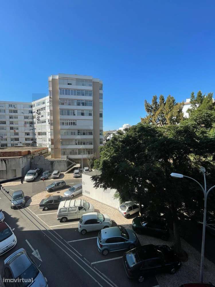 Apartamento T0 – Paço de Arcos | Semi-Remodelado | Varanda com Vista D - Grande imagem: 4/8