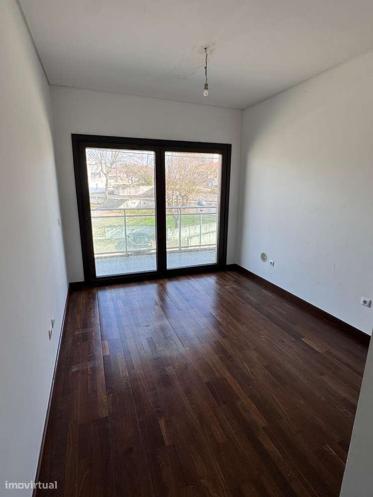 T4 com varanda, garagem e acessibilidade, 195m²-18