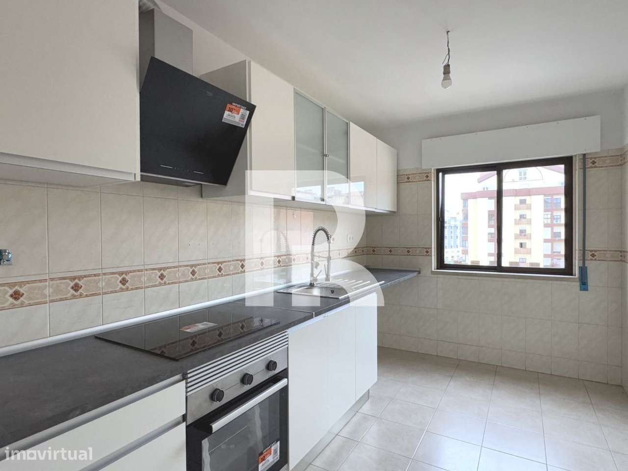 Apartamento T2 com parqueamento na Tapada das Mercês - Grande imagem: 3/18