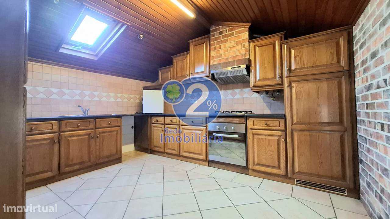 Apartamento T5 Duplex com Logradouro - Pousos-44