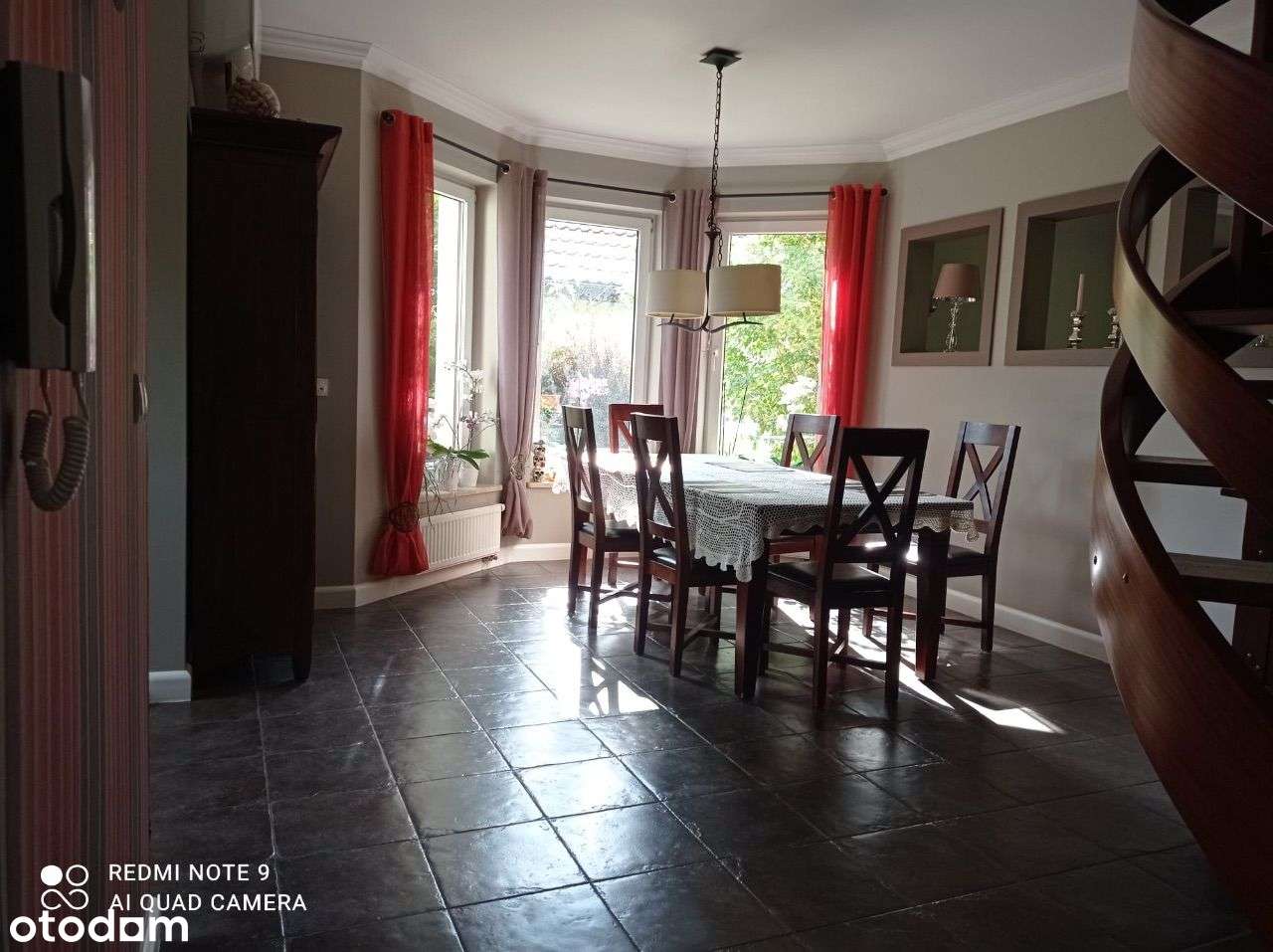 Dom marzeń pod Warszawą – przestrzeń, ogród i niskie koszty-11