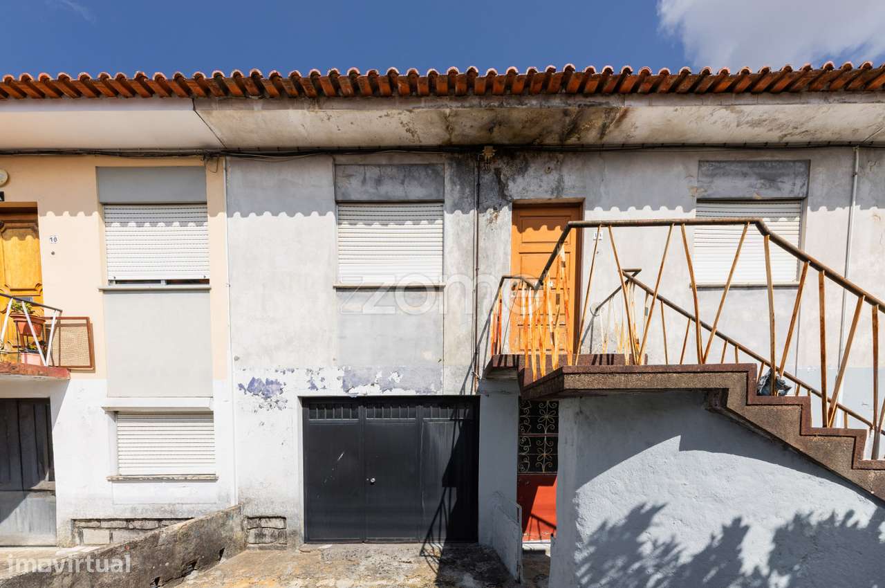 Moradia T8 com logradouro para recuperar em Dume - Braga - Grande imagem: 2/27