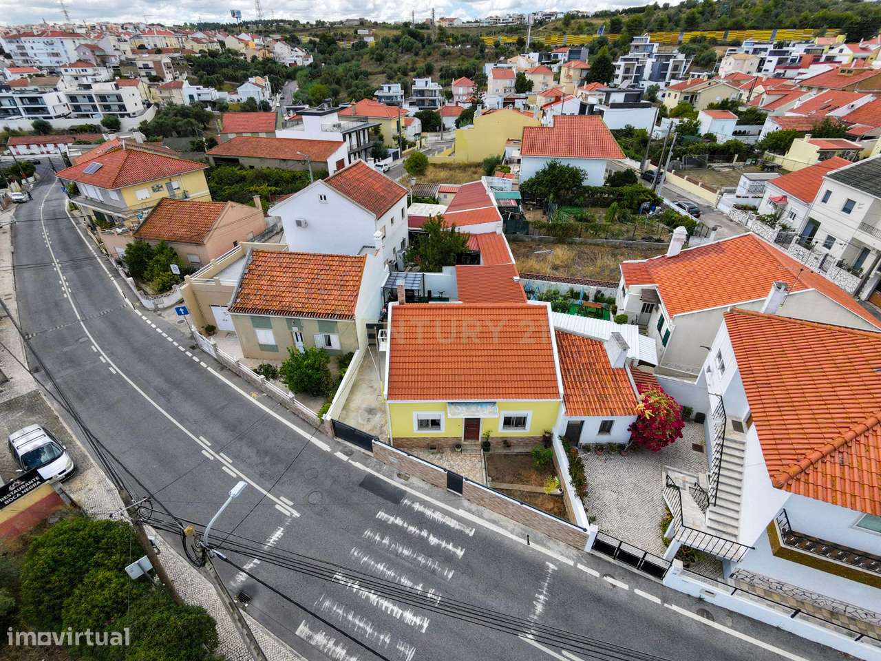 Moradia T2 Renovada, com 119 m² de Logradouro-23