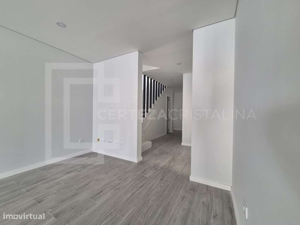 MORADIA CONTEMPORÂNEA COM PISCINA PRIVADA E GARAGEM-15