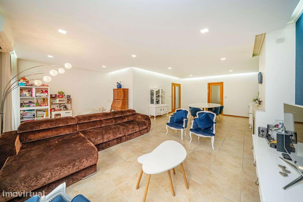 Moradia T4 de Gaveto em Palmeira, Braga-24