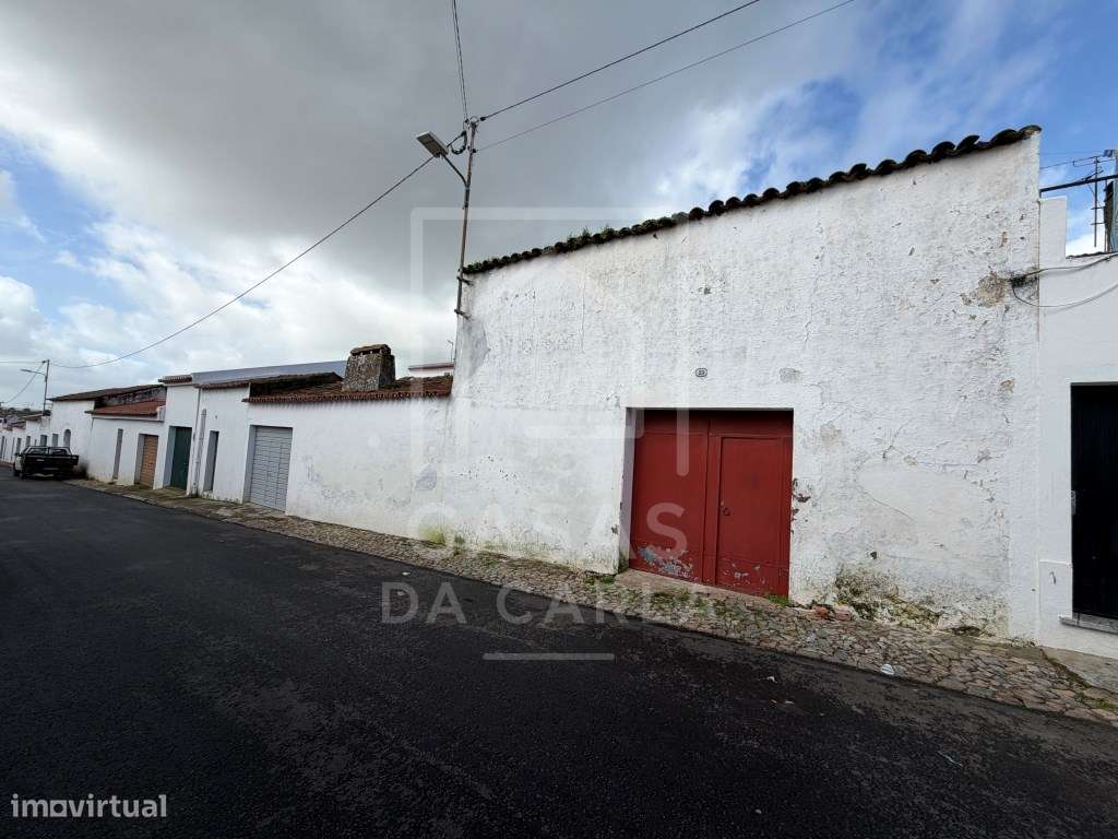 Moradia T4 com quintal e garagem em Cuba para obras-22