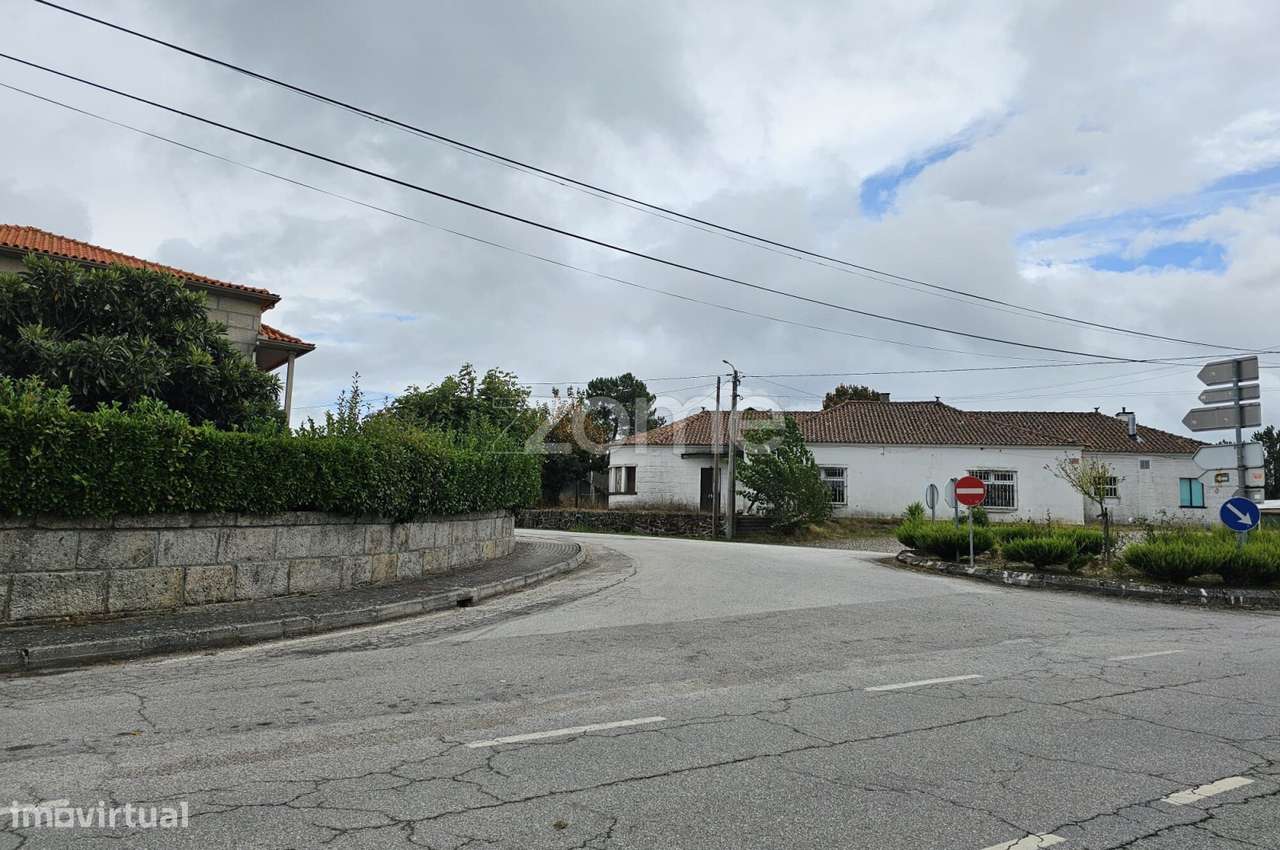 Prédio Urbano com Comércio e Habitação – Aldeia de Chã, Alijó-1
