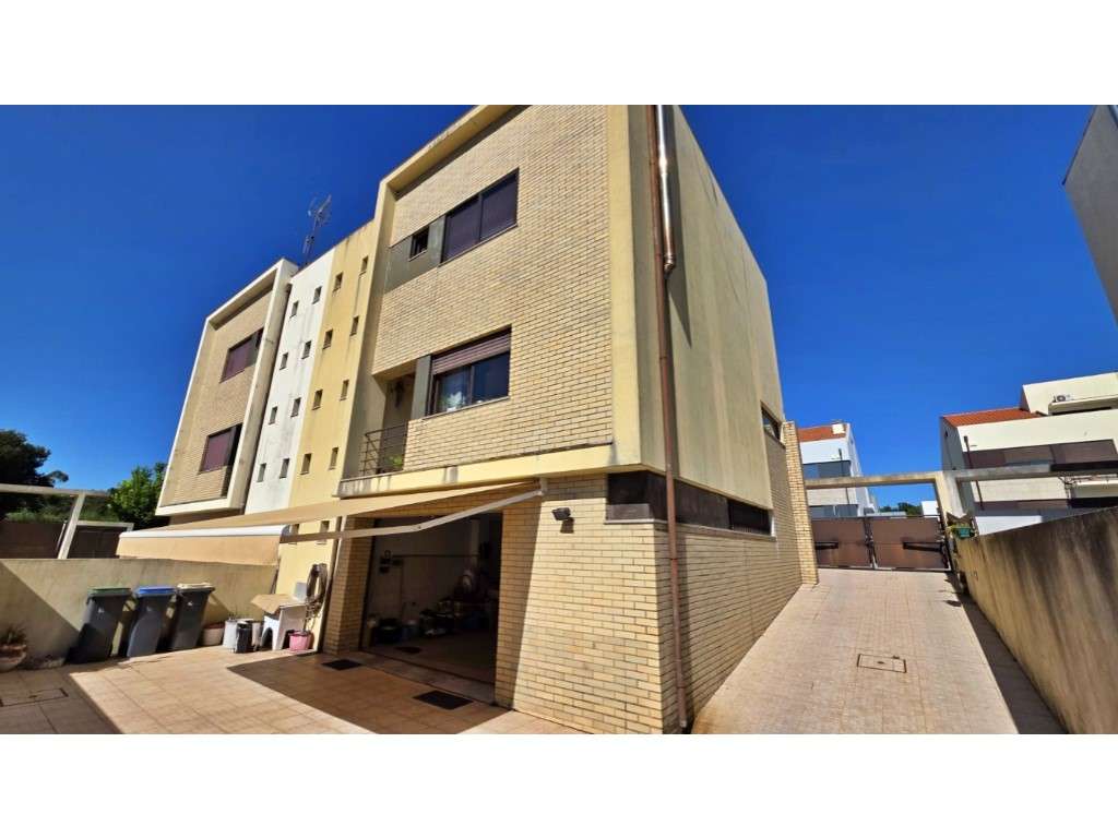 Moradia T3 de 3 Frentes no Castelo da Maia-23