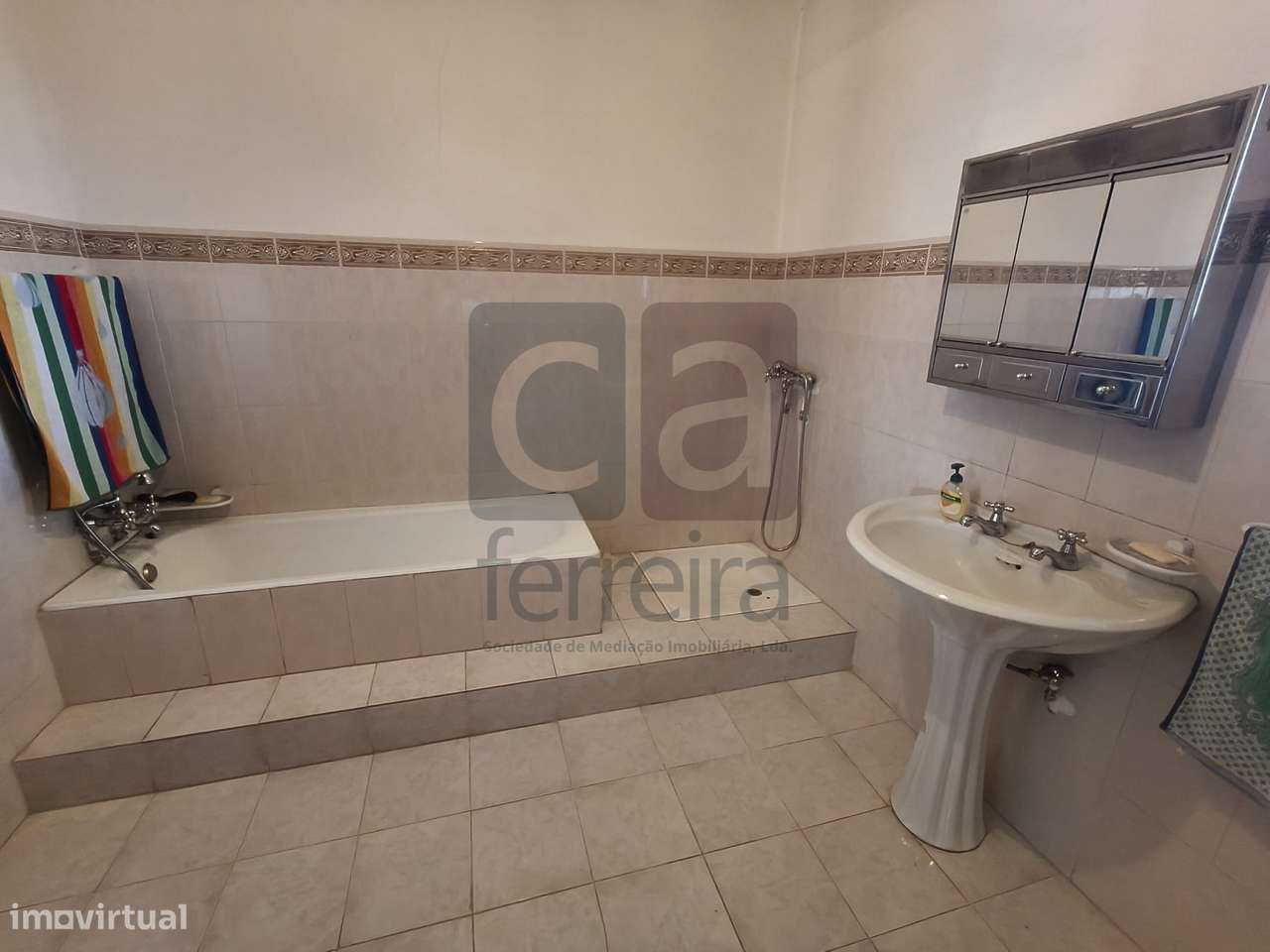 Moradia T5 na Azinhaga – Espaço e localização privilegiada-14