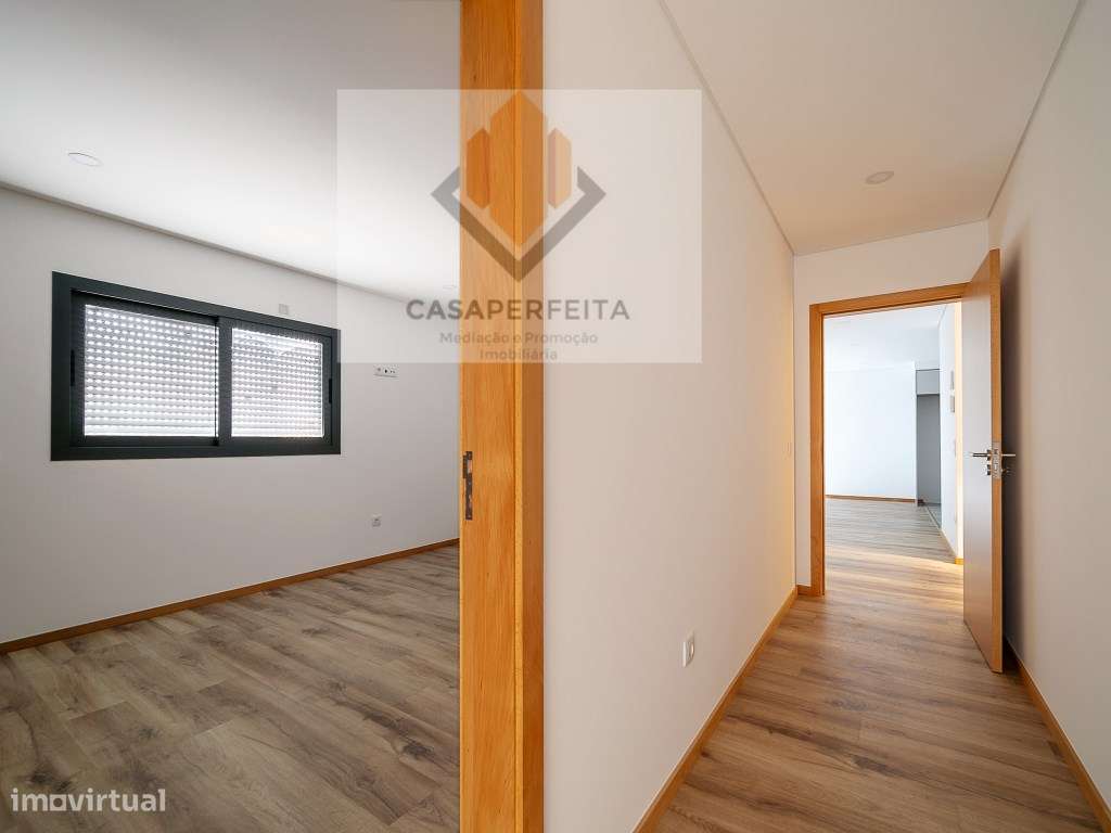 Apartamento T2 Novo com Varanda e Lugar de Garagem - Pedroso-16