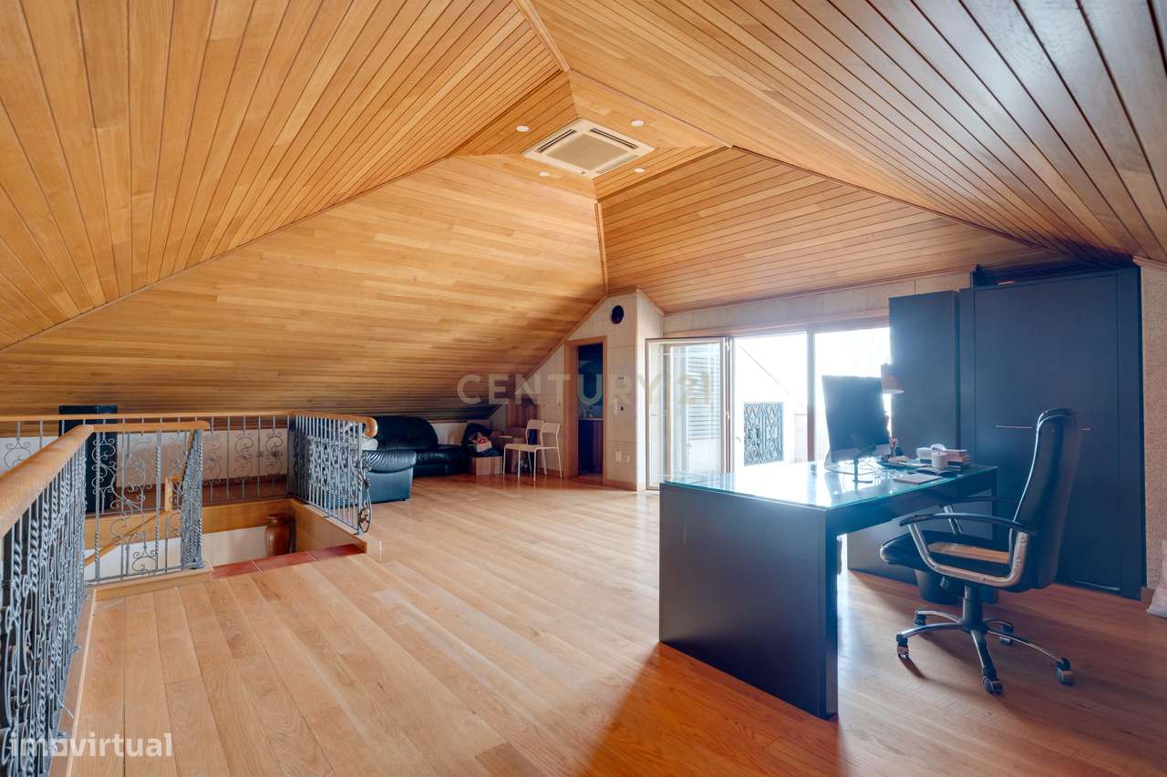 Encantadora Moradia de 4 Frentes-23