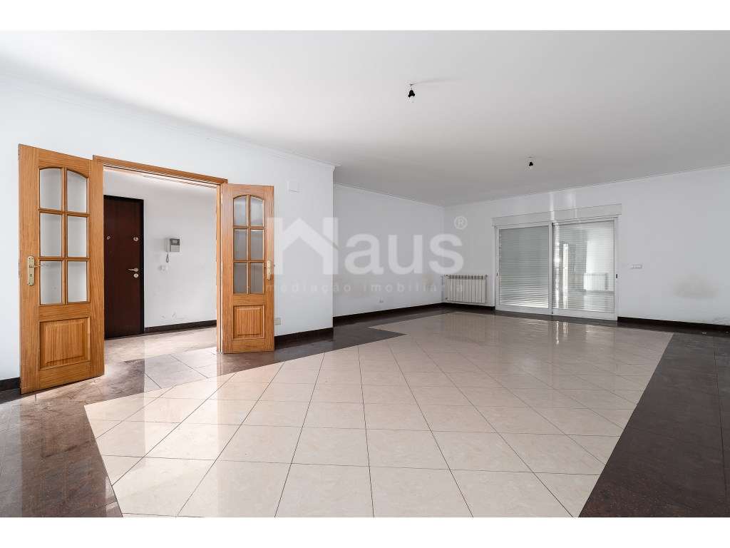 T3 com parqueamento e arrecadação-0