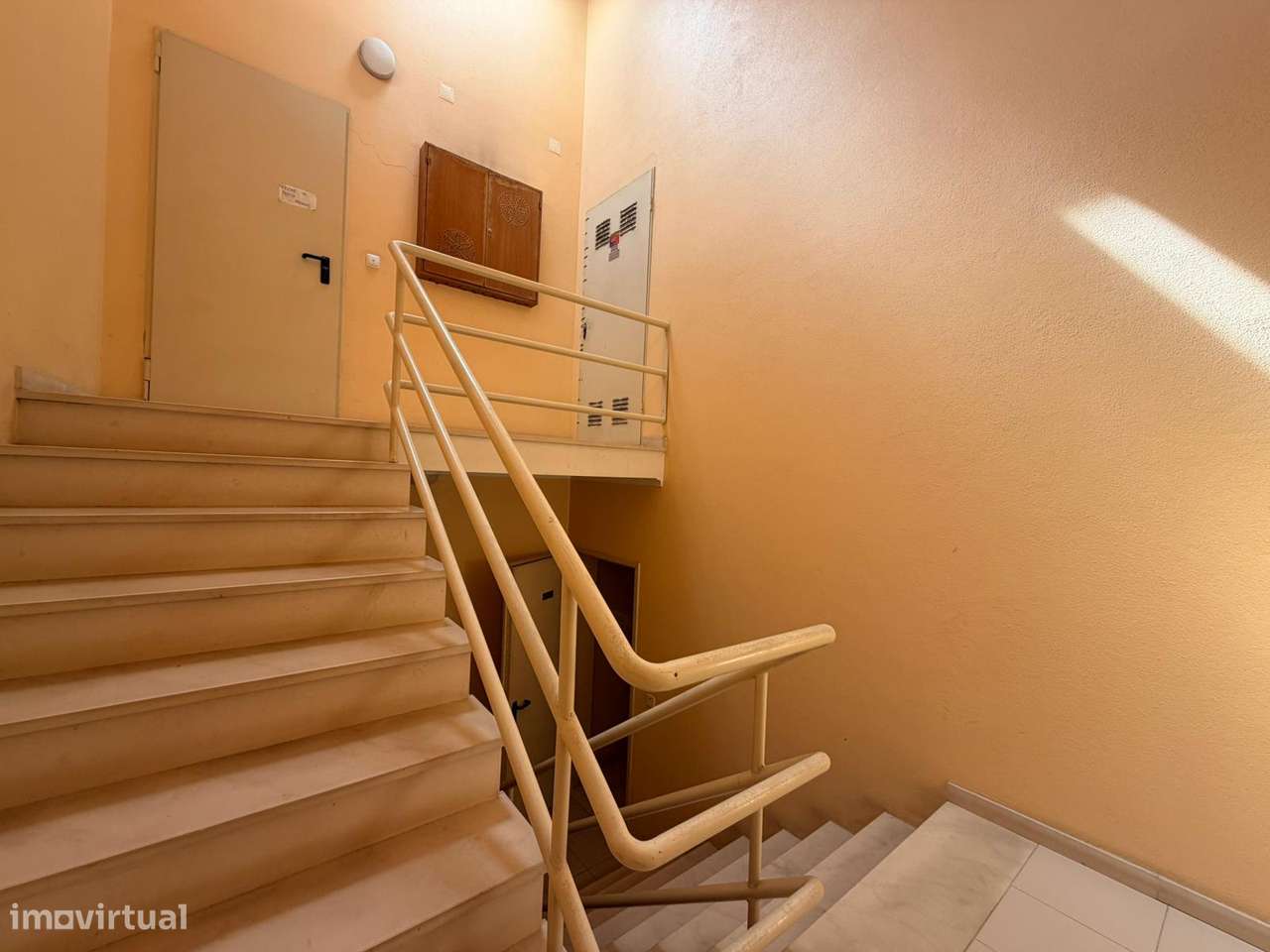 Apartamento T2 com arrecadação - zona Conquinha-23