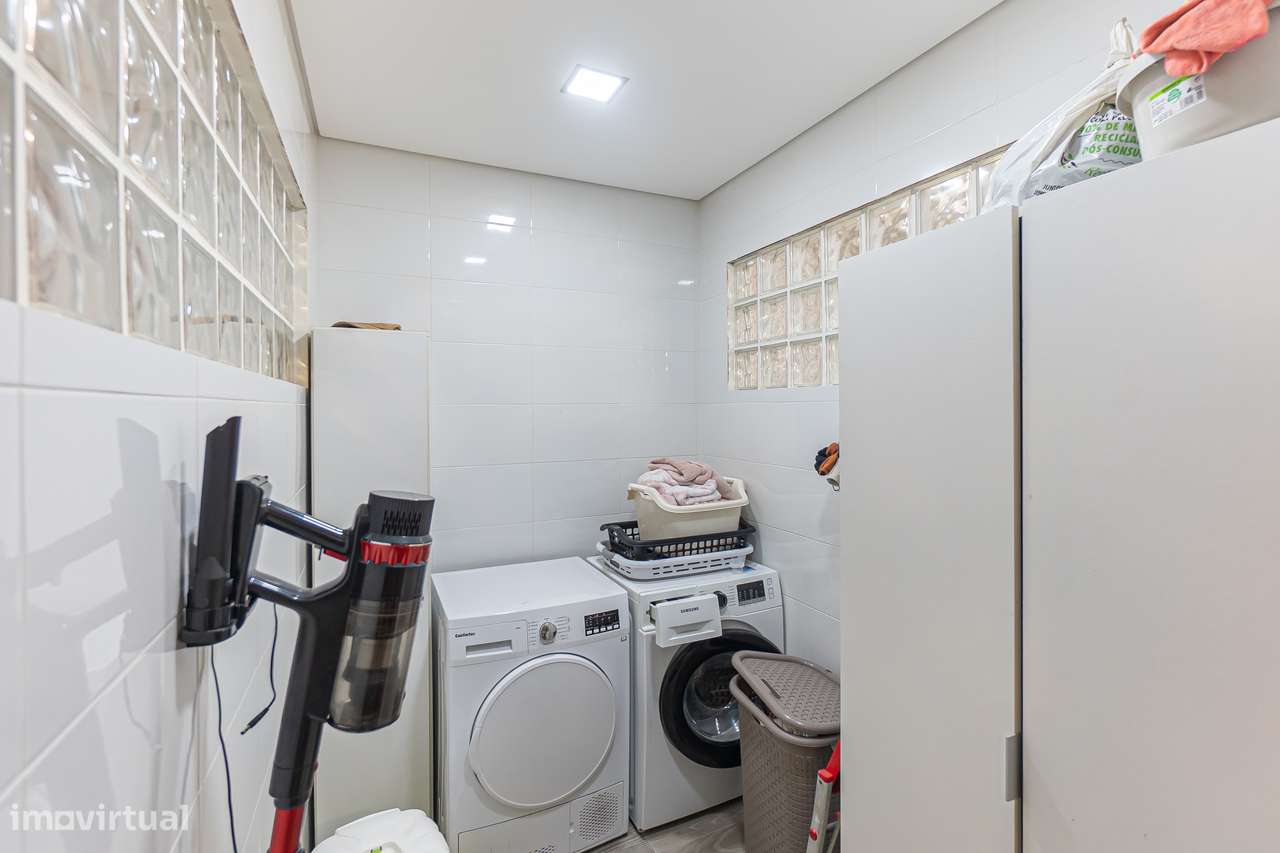 Moradia T4+1 renovada com anexo e jardim em Canidelo-10