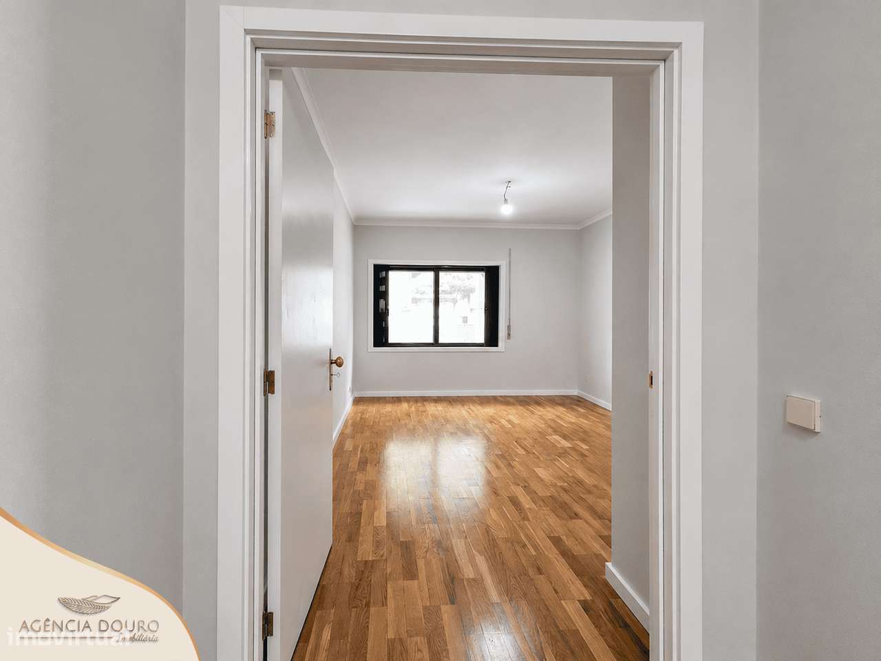 Apartamento T1+1 remodelado no centro de Matosinhos-5