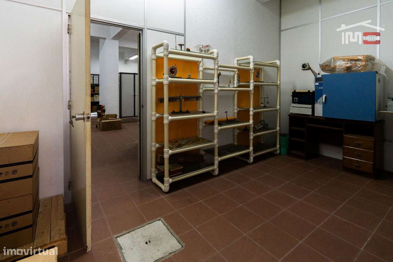 Espaço Comercial / Armazém à Venda - 174m² na Pontinha - Grande imagem: 5/16