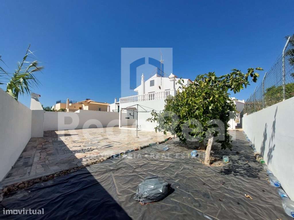 MORADIA T4 DE BASE ISOLADA COM GARAGEM - Grande imagem: 4/32