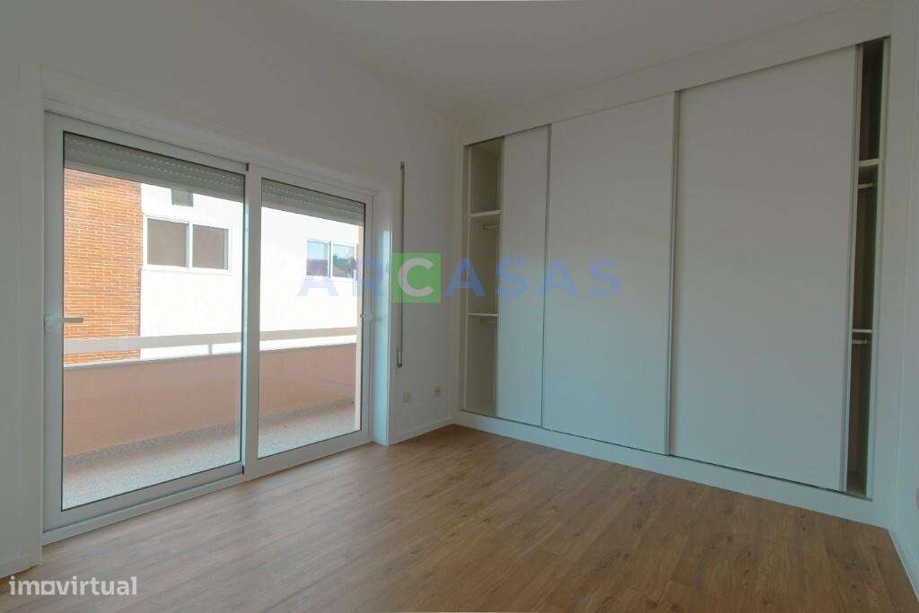 Apartamento T3 com garagem e varandas em Águas Santas, Maia-13