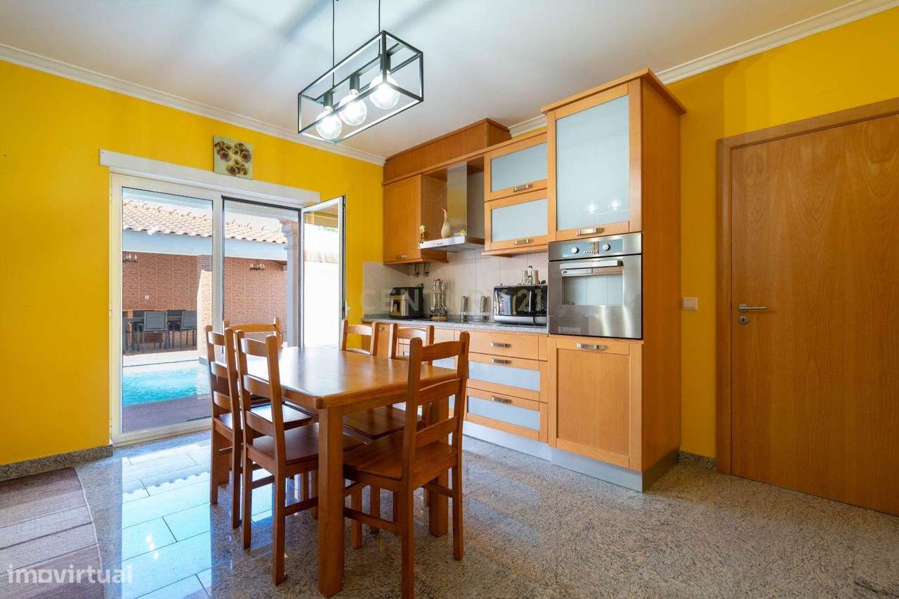 Moradia T3 - C/ espaço exterior e piscina-27