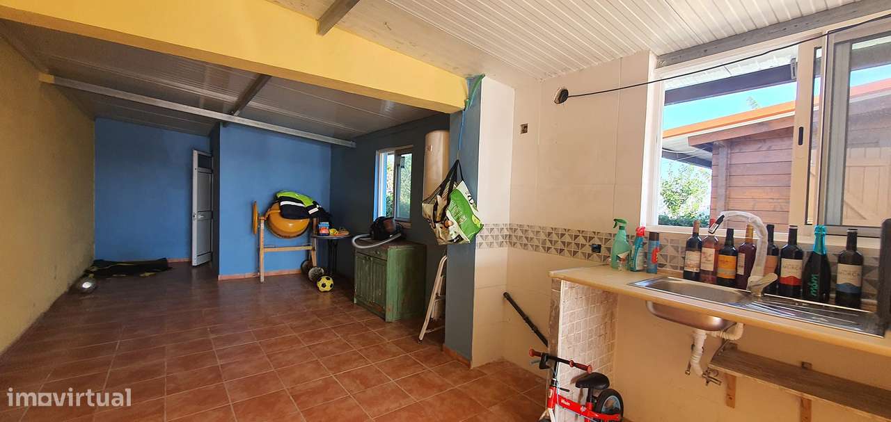 Lindíssima Moradia em Madeira inserida num terreno de 540m2 garagem-29