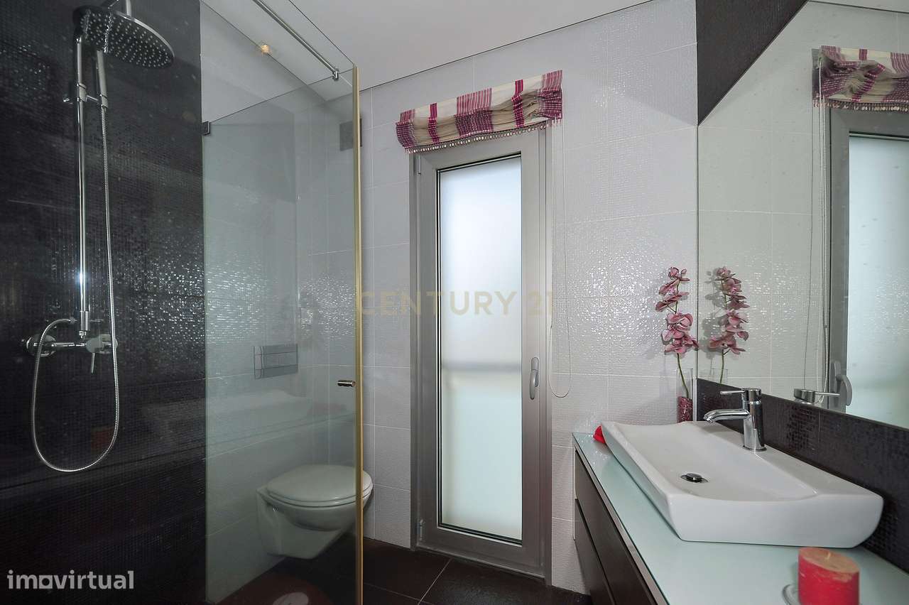 Moradia T3+1 Alto da Parede, em Condomínio Fechado com Vista Mar-27