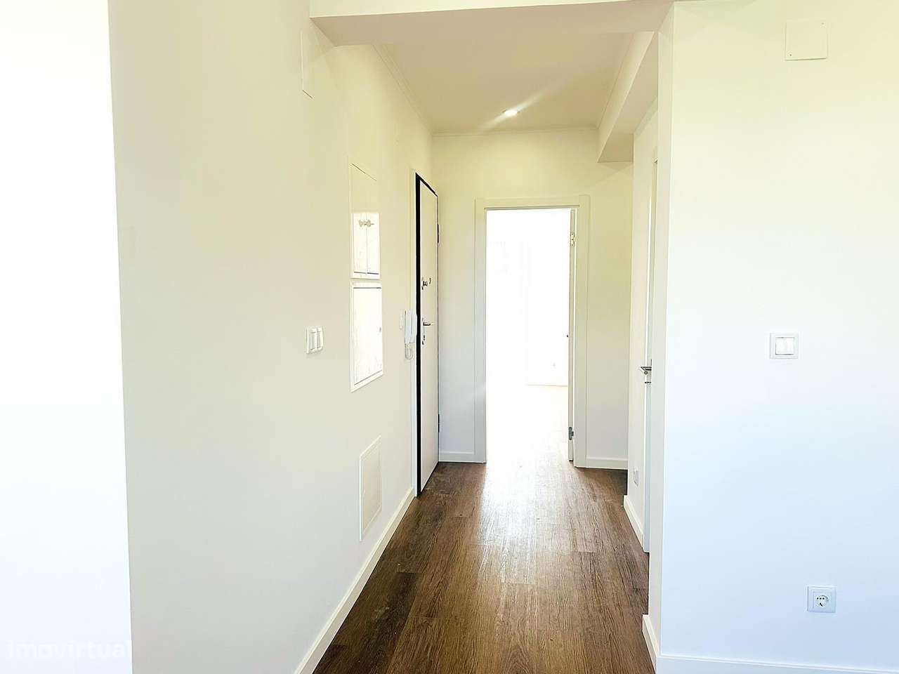 T2 Totalmente Remodelado na Reboleira - Pronto a Habitar!-6