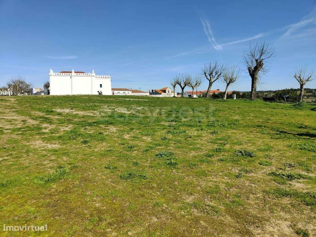 Moradia para recuperar localizada em Alvito, inserida numa zona pri... - Grande imagem: 4/22