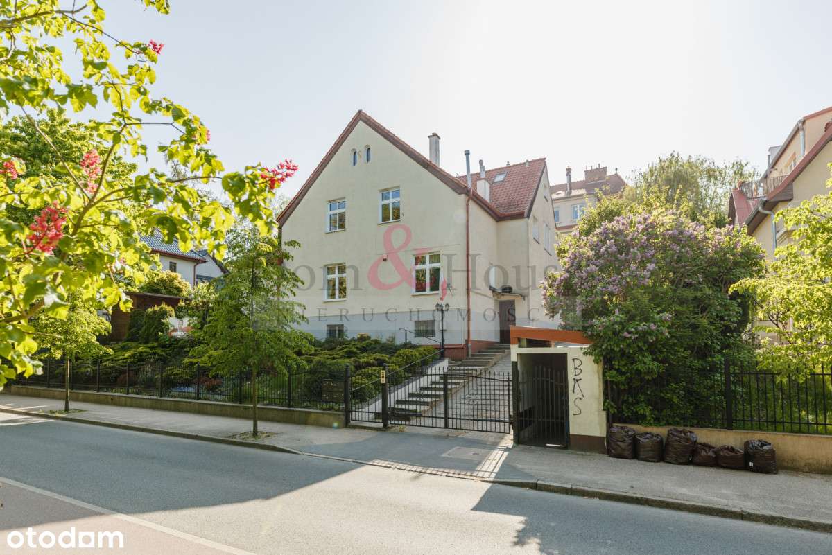 Odnowione, słoneczne 5 pokoi w kameralnym budynku-0