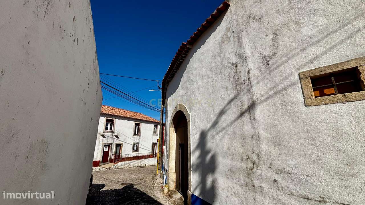 Moradia com T1+T2 Arrendados: Oportunidade no Gradil-8