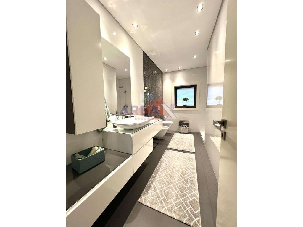 Moradia T4 de Arquitetura Moderna | Excelente Estado-29