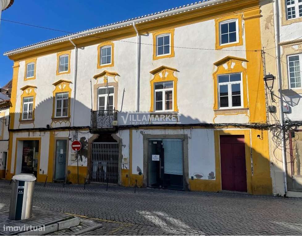 Edifício com 3 pisos da banca situado no Centro histórico de Portalegr-22