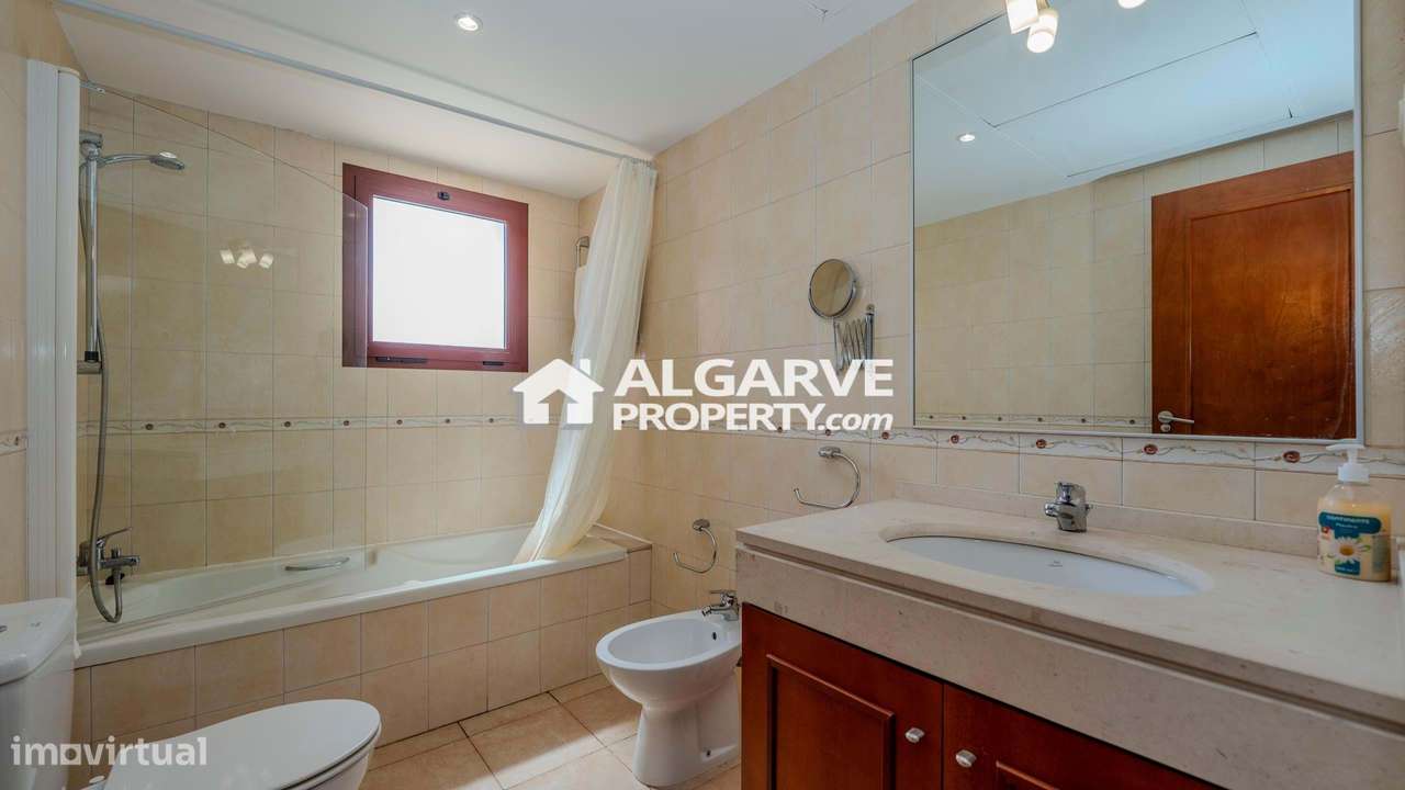 Moradia V4 junto ao Campo de Golfe da Vila Sol, Algarve-18