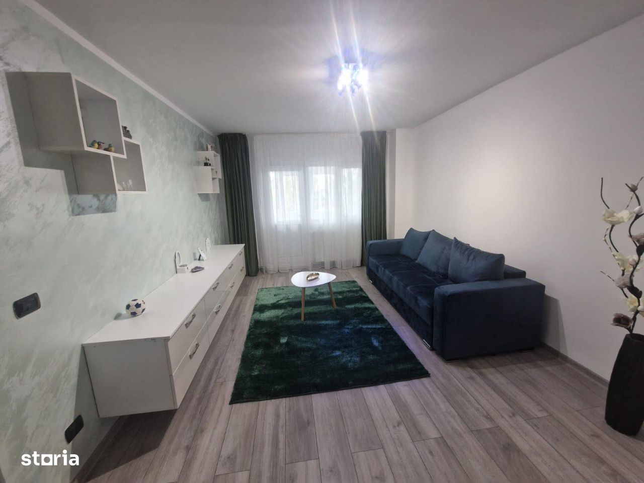 Apartament cu 3 camere, localizat în zona de jos a orașului.