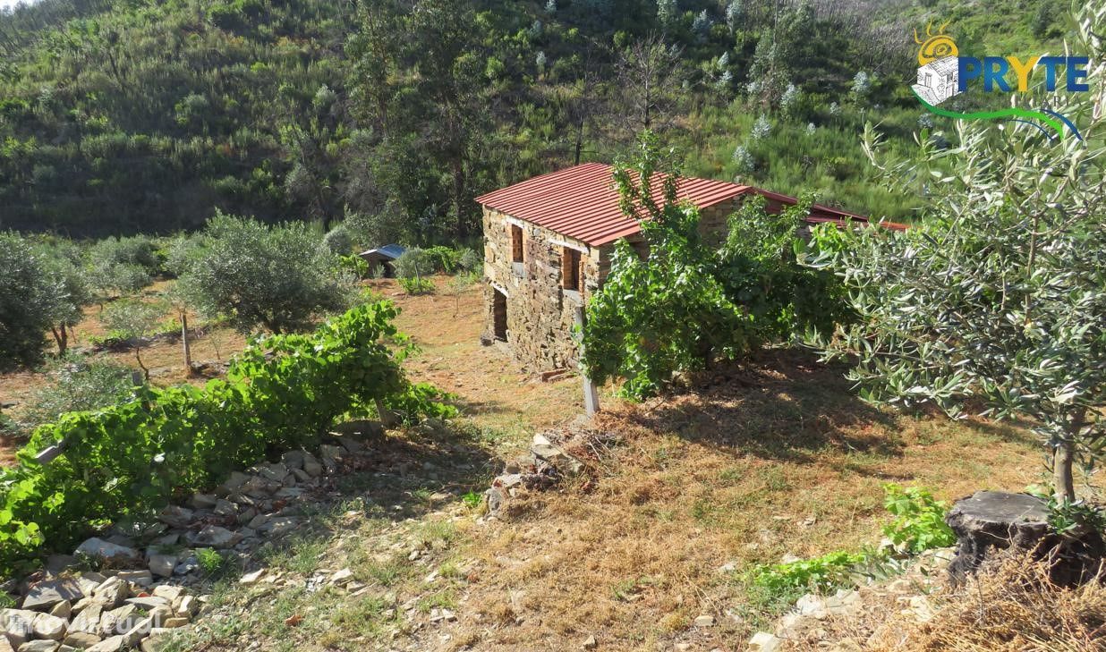 Terreno com casas em pedra de xisto situado em Maxial da Estrada-Sertã