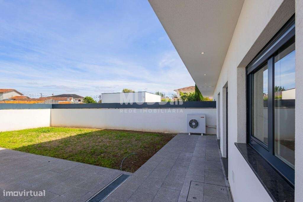 Moradia T4 com Design Contemporâneo e Acabamentos Premium-24