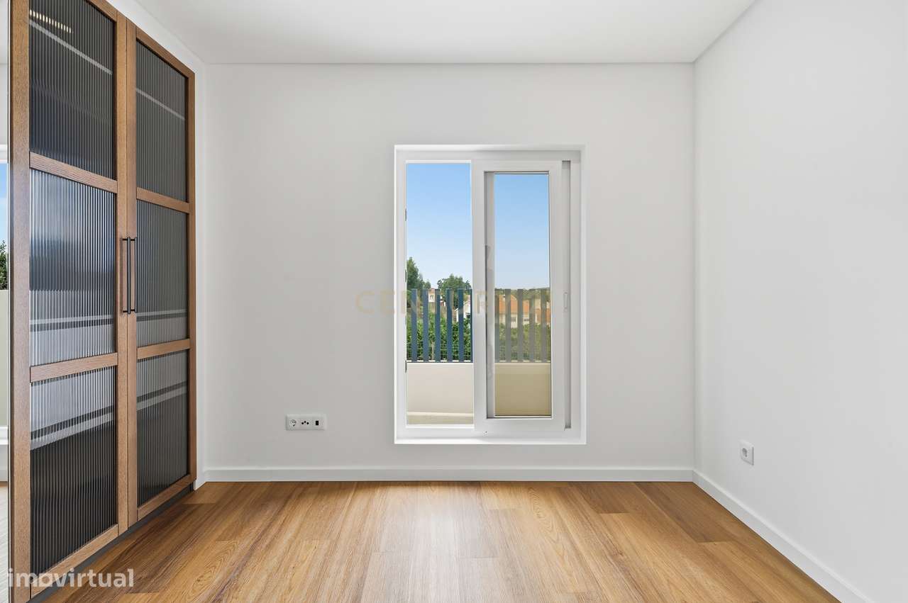 Moradia Renovada com Jardim, no Sarge-8