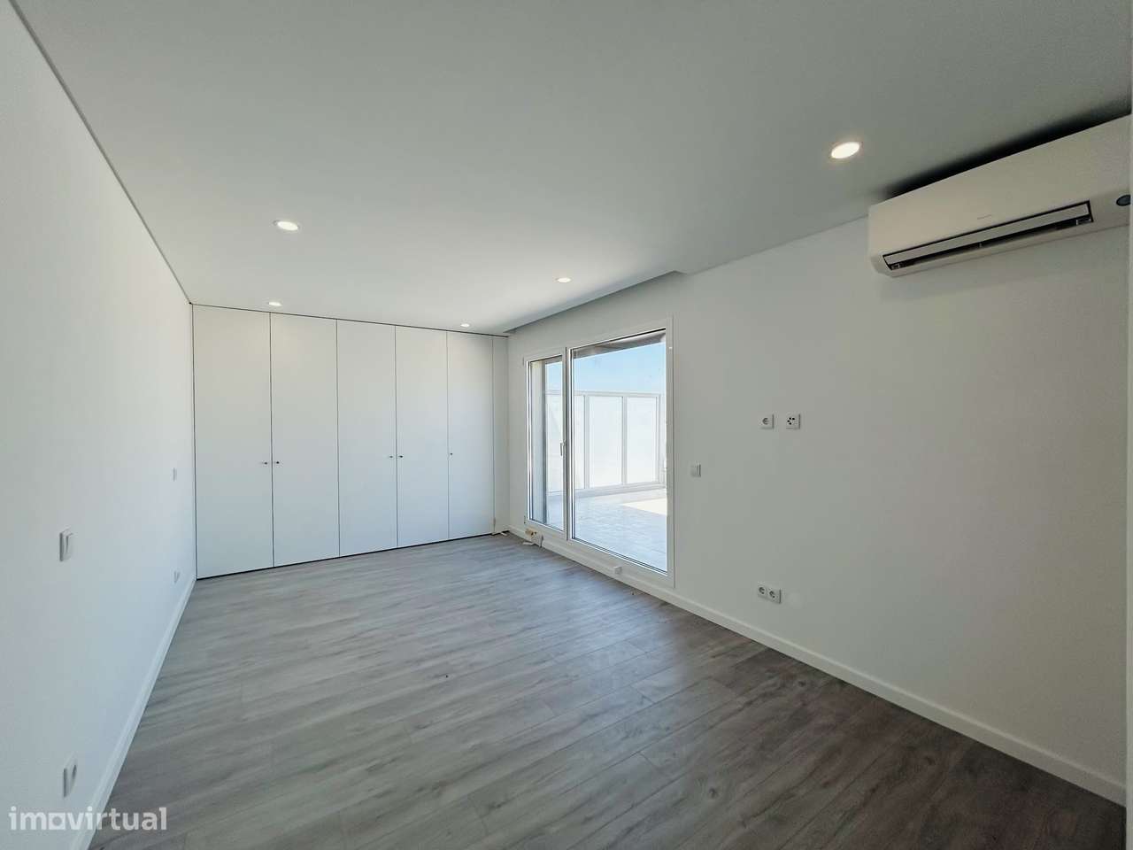 Moderno T4 Duplex com Terraço e Garagem-8