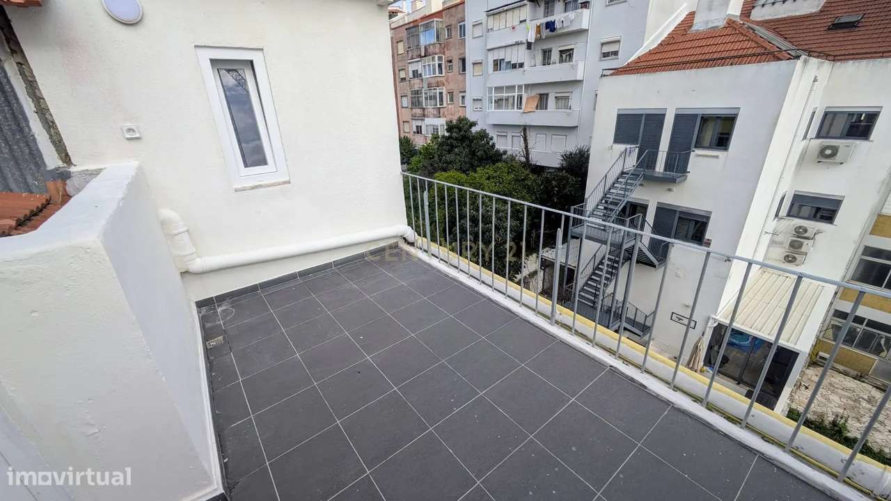 Apartamento T2 no vibrante bairro de Benfica-0