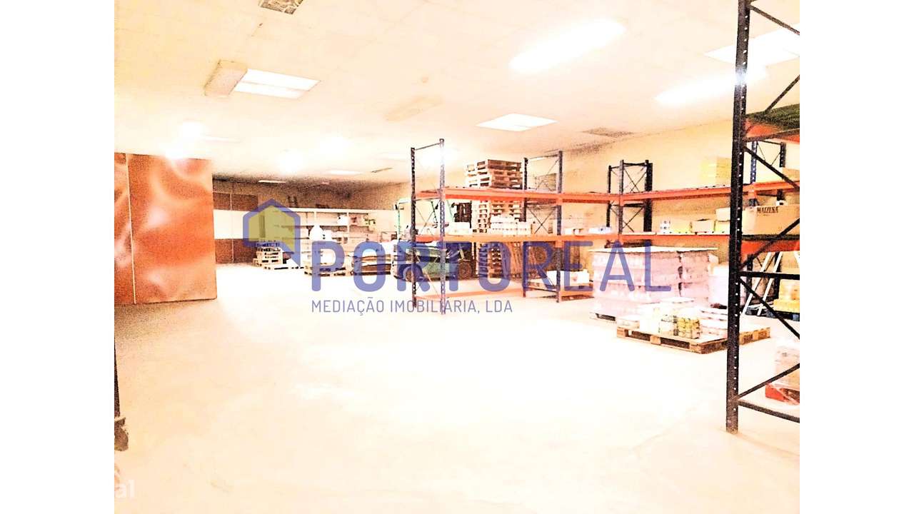 Armazém 2 entradas na Rua Zambeze- Porto-10