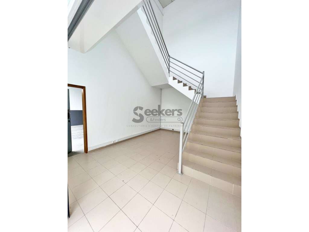 Armazém e escritório na Beloura, Sintra com 260 m2-9