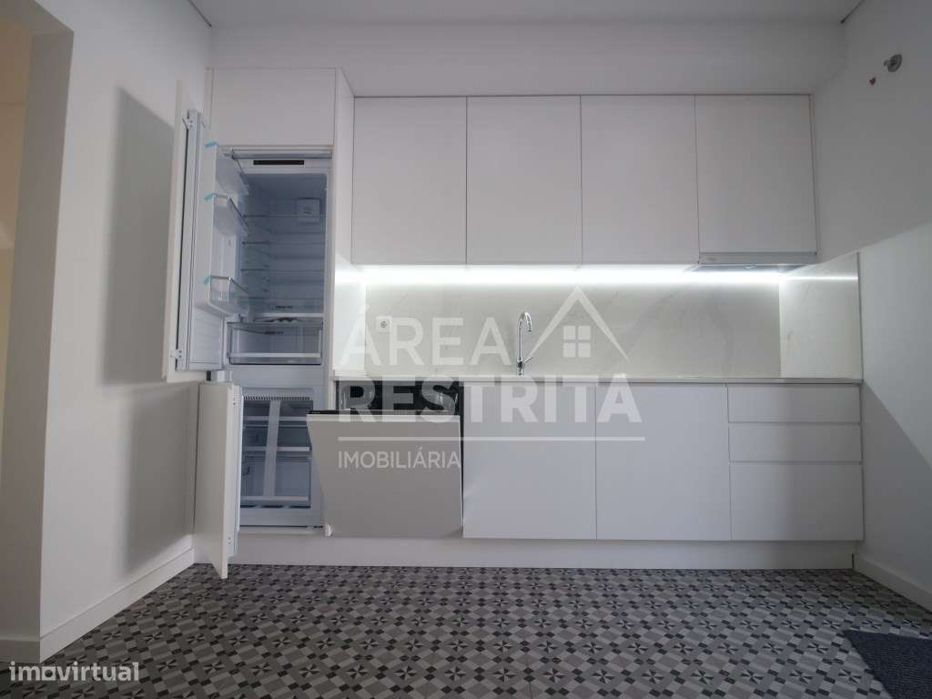 Rés-do-Chão de Moradia Bi-Familiar, com quintal na Torre da Marinha... - Grande imagem: 4/47