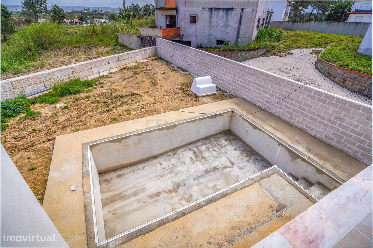 Moradia T3 com Piscina e Jardim em Salir do Porto-16