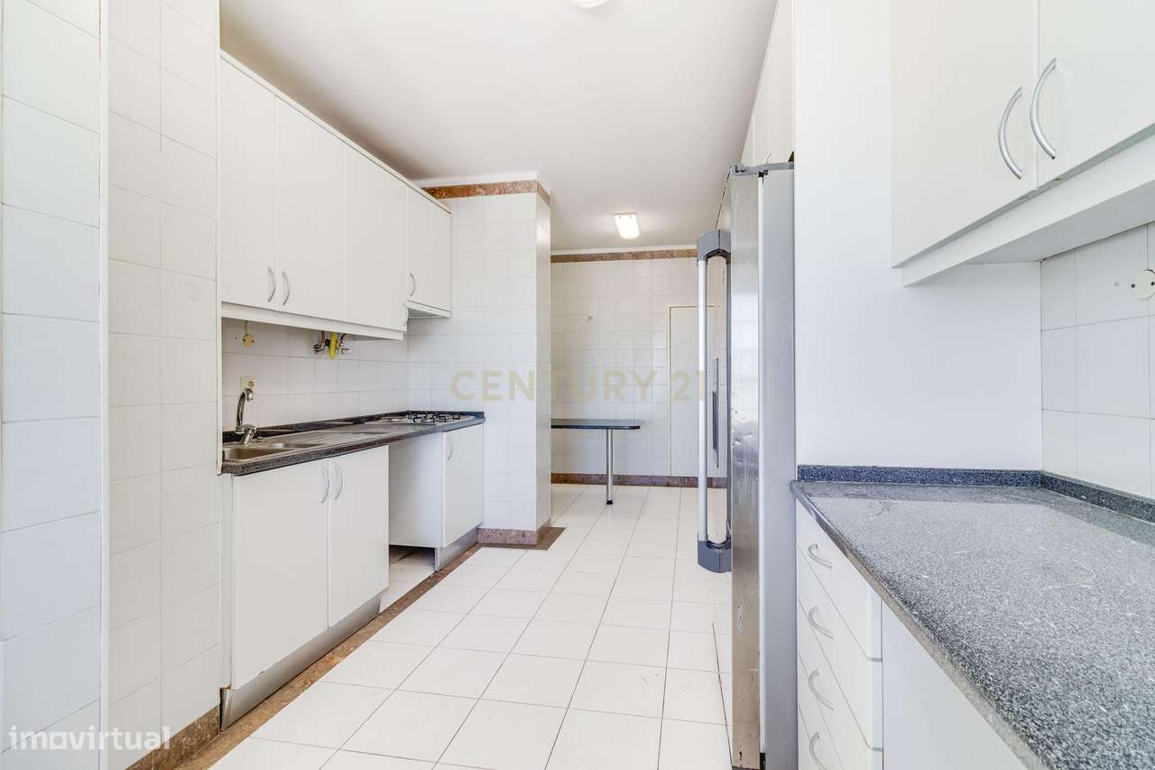 Fantástico T5 Quinta das Conchas frente ao metro-7