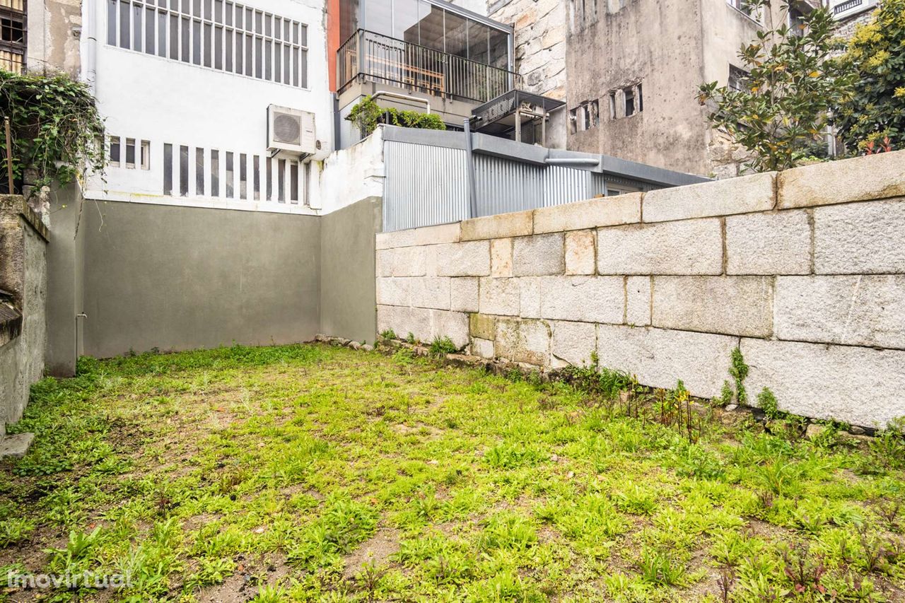 Apartamento T0 com varanda e jardim na Baixa do Porto